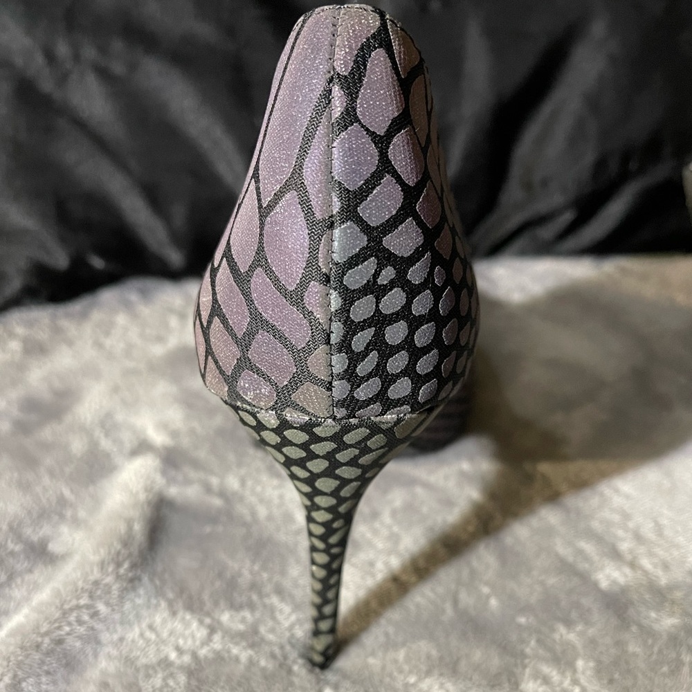 Wild Diva black, reflective snake skin pumps. Size 10 - Picture 6 of 6